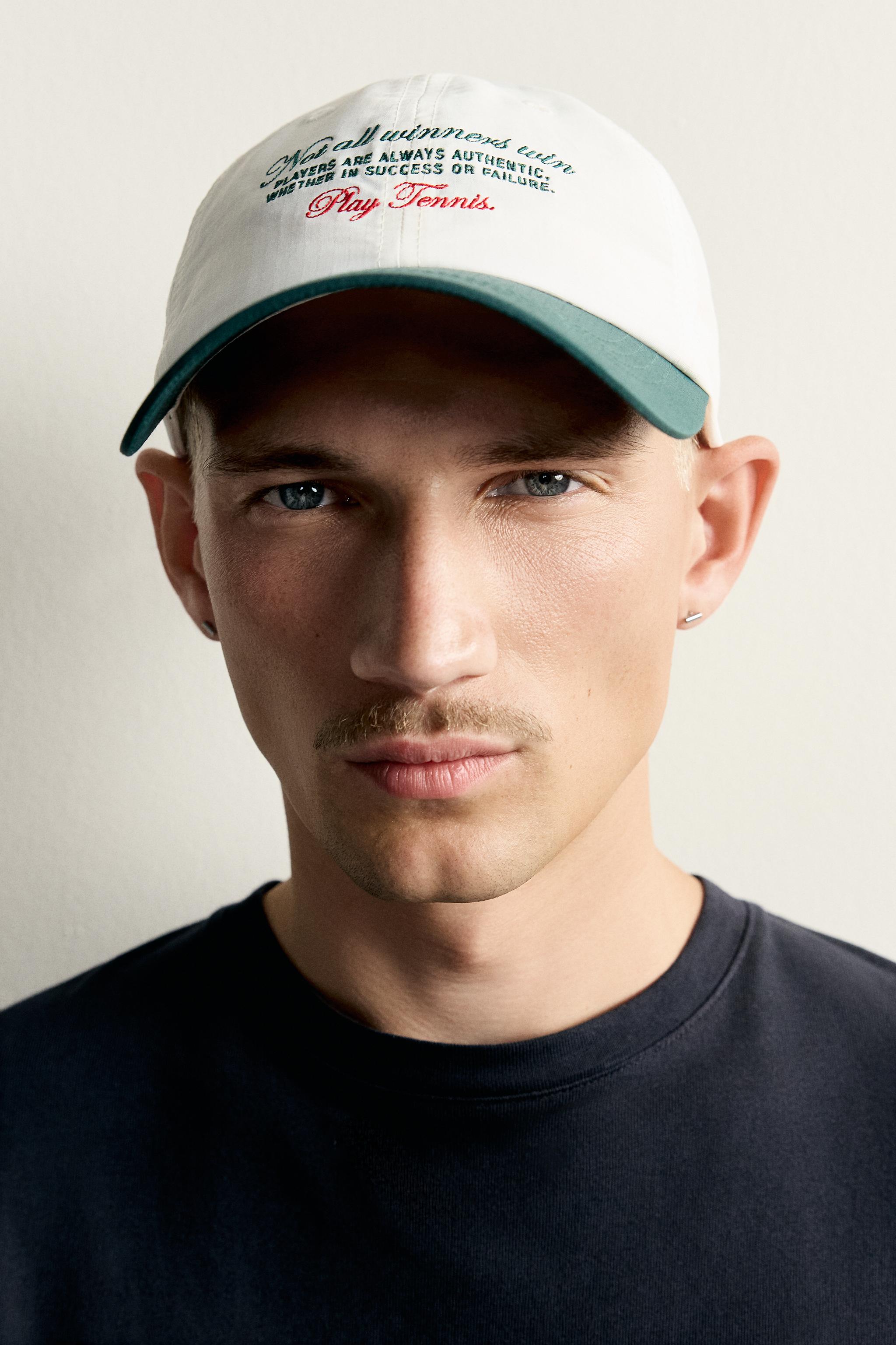 CASQUETTE AVEC INSCRIPTION BRODÉE ET CONTRASTE